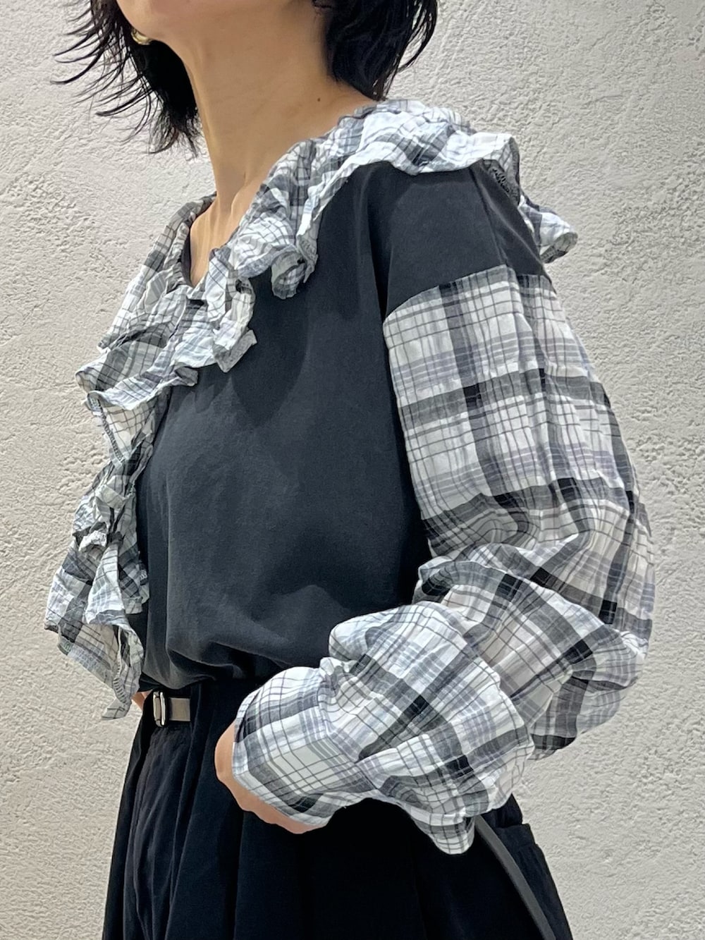 ブラック系のサンダル、グレー系のTシャツ/カットソー、ブラック系のその他パンツを着用したレディースの秋コーディネートの5枚目の写真