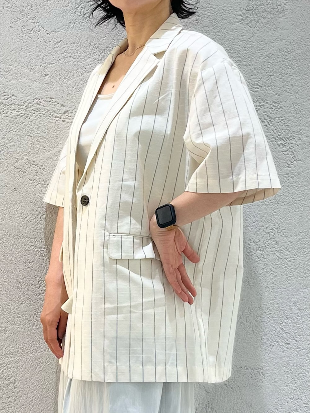 ブルー系のその他パンツ、ブラック系のサンダル、ホワイト系のその他アウターを着用したレディースの夏コーディネートの5枚目の写真