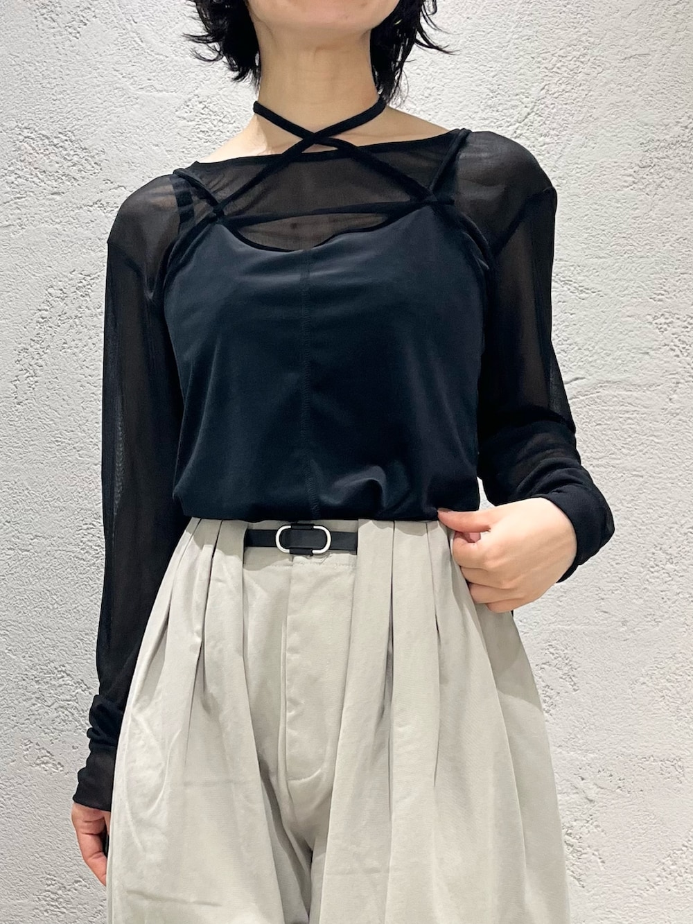 ブラック系のTシャツ/カットソー、ブラック系のキャミソール、ベージュ系のその他パンツを着用したレディースの秋コーディネートの3枚目の写真