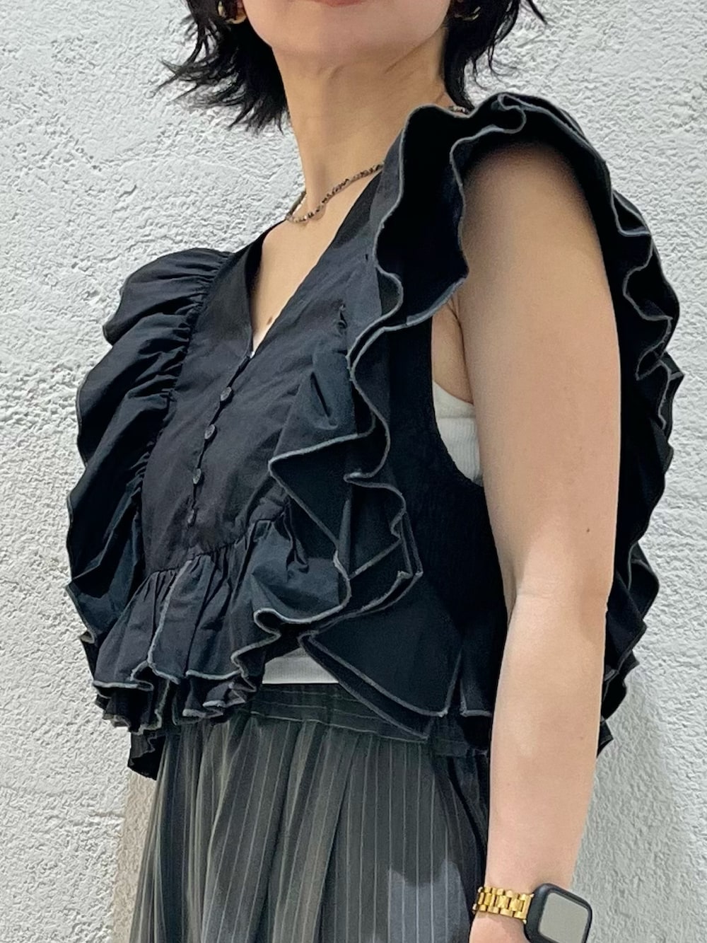 ブラック系のシャツ/ブラウス、ブラック系のサンダル、グレー系のその他パンツを着用したレディースの夏コーディネートの5枚目の写真