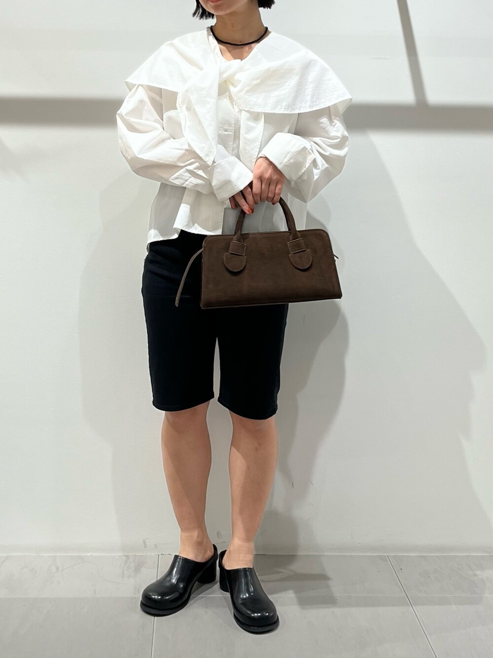 ホワイト系のシャツ/ブラウス、ブラック系のその他パンツ、ブラック系のサンダルを着用したレディースの冬コーディネートの6枚目の写真