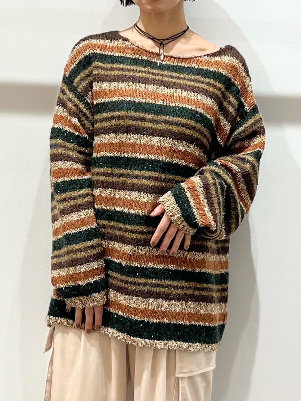 ブラウン系のニット/セーター、パープル系のその他パンツ、ブラック系のその他シューズを着用したレディースの秋コーディネートの4枚目の写真