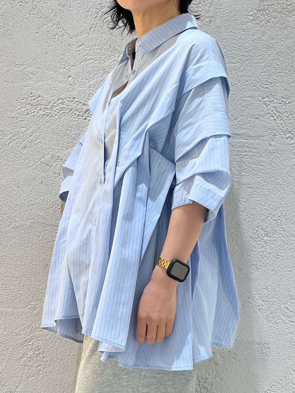 ブラック系のサンダル、グレー系のその他パンツ、ブルー系のシャツ/ブラウスを着用したレディースの夏コーディネートの3枚目の写真