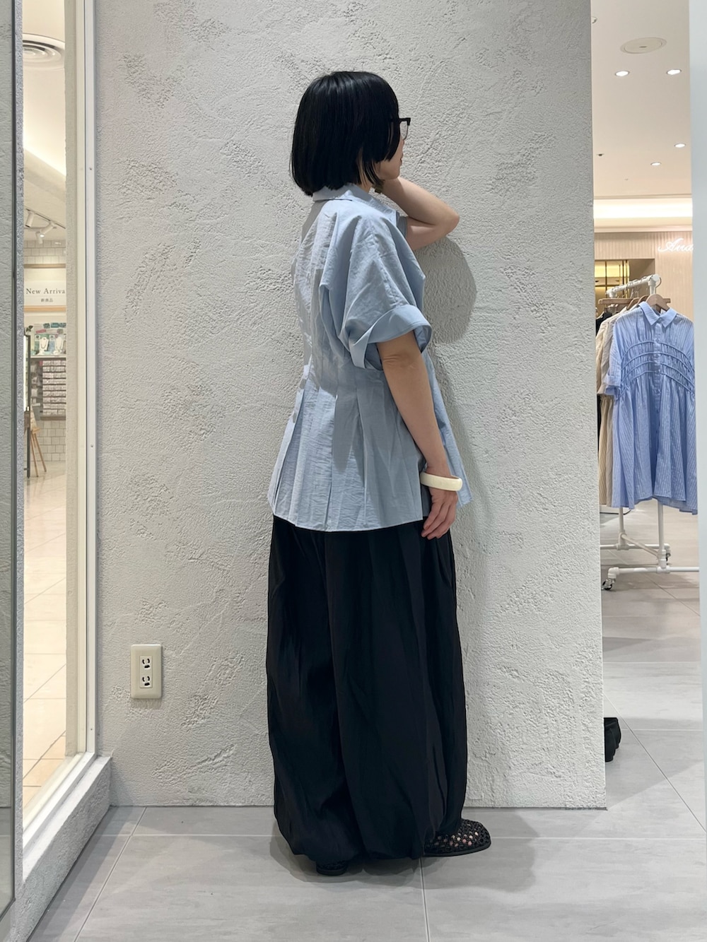 ブルー系のシャツ/ブラウス、ブラック系のサンダル、ブラック系のその他パンツを着用したレディースの春コーディネートの4枚目の写真