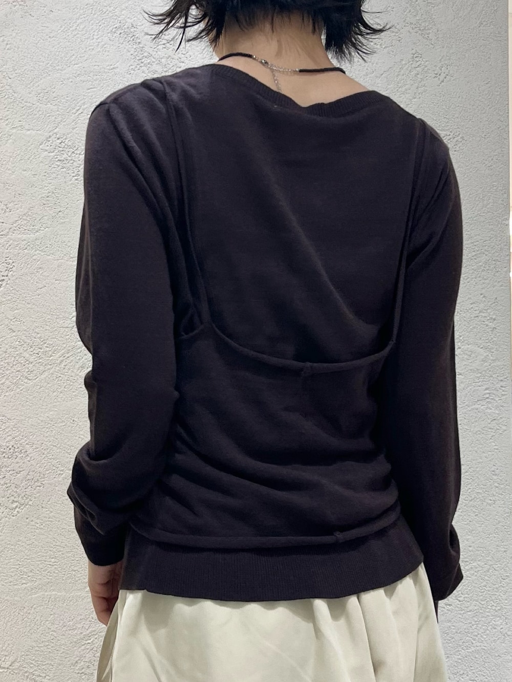 ベージュ系のその他パンツ、ブラウン系のカーディガン/ボレロ、ブラック系のバックパック/リュックを着用したレディースの秋コーディネートの7枚目の写真
