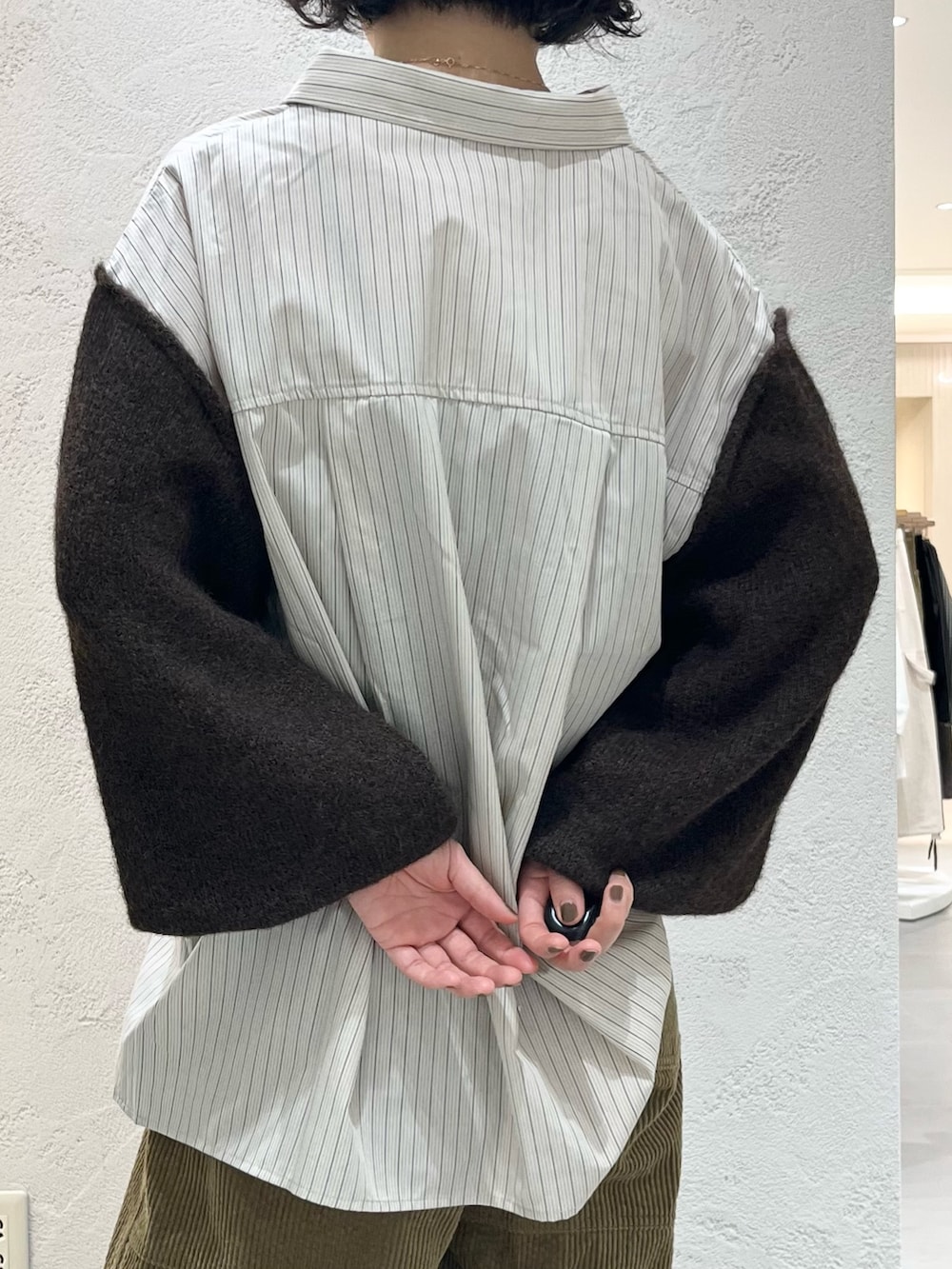 ブラウン系のその他シューズ、ベージュ系のシャツ/ブラウス、ブラウン系のその他パンツを着用したレディースの秋コーディネートの6枚目の写真