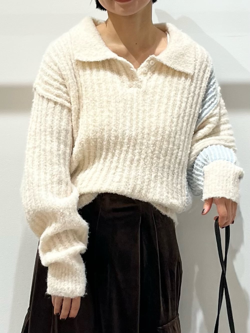 ブラウン系のその他パンツ、ブラック系のショルダーバッグ、ホワイト系のニット/セーターを着用したレディースの秋コーディネートの5枚目の写真