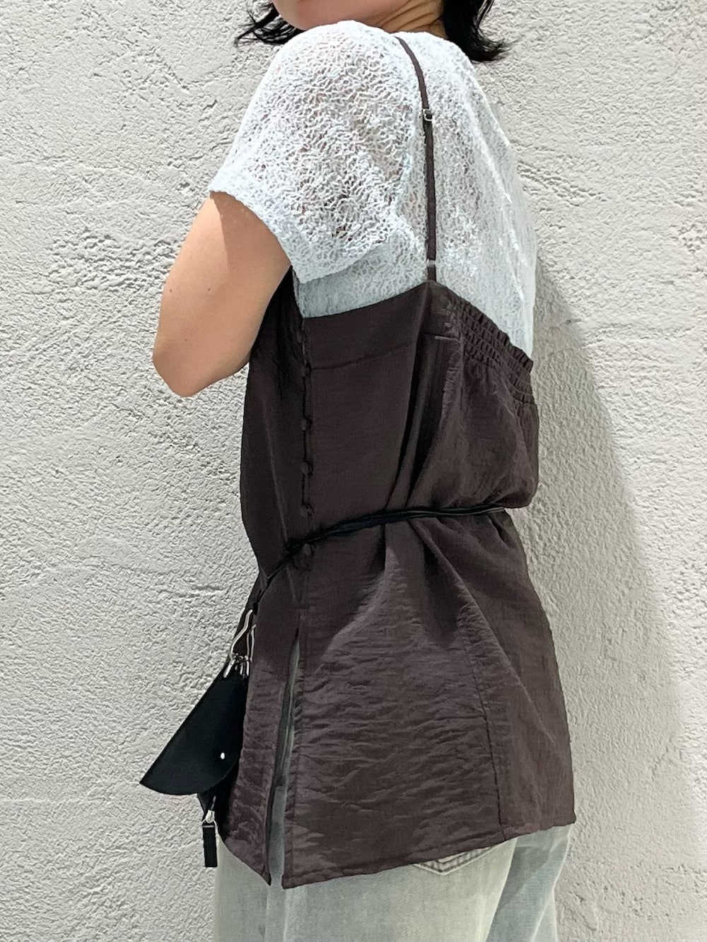 ブラック系のサンダル、ブルー系のデニムパンツ、ブルー系のTシャツ/カットソーを着用したレディースの夏コーディネートの5枚目の写真
