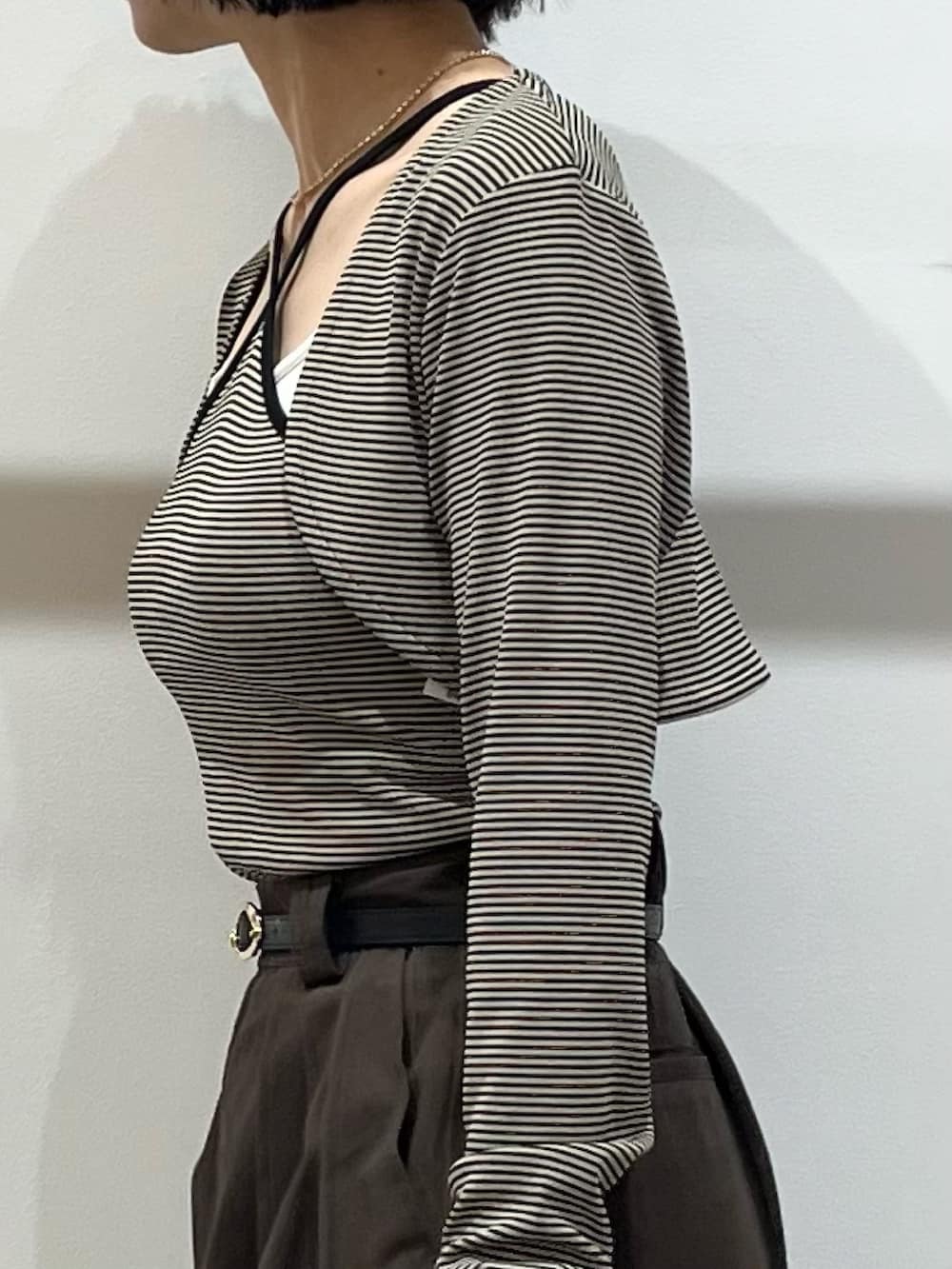 ベージュ系のキャミソール、ブラウン系のその他パンツ、ブラック系のボストンバッグを着用したレディースの春コーディネートの8枚目の写真