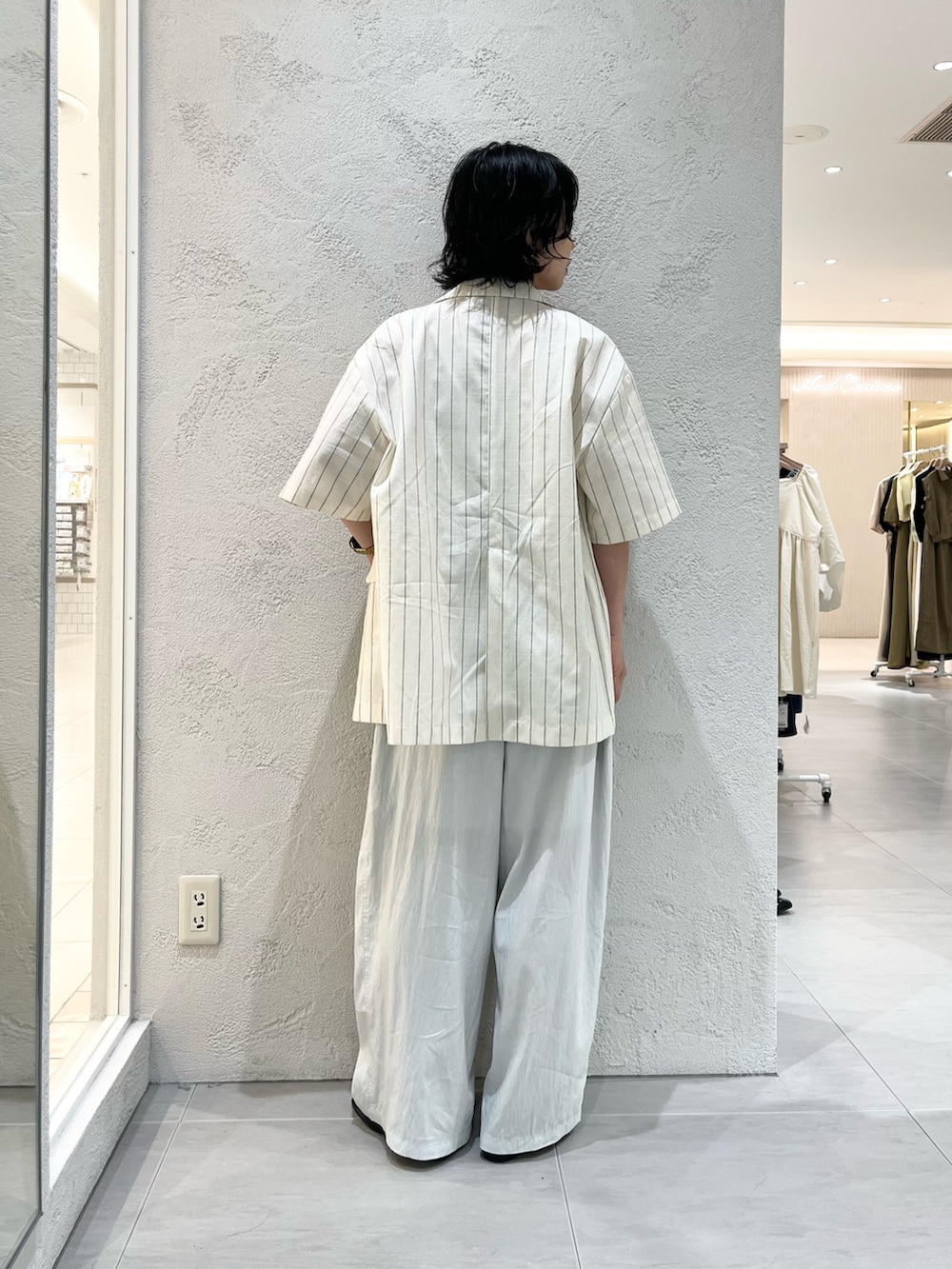 ブルー系のその他パンツ、ブラック系のサンダル、ホワイト系のその他アウターを着用したレディースの夏コーディネートの3枚目の写真