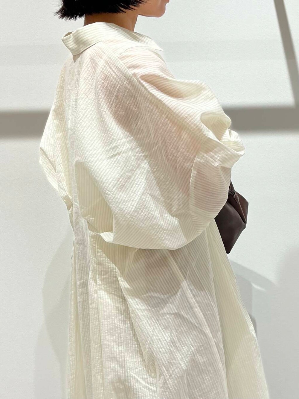 ベージュ系のその他パンツ、ホワイト系のワンピース、ブラウン系のスニーカーを着用したレディースの夏コーディネートの5枚目の写真