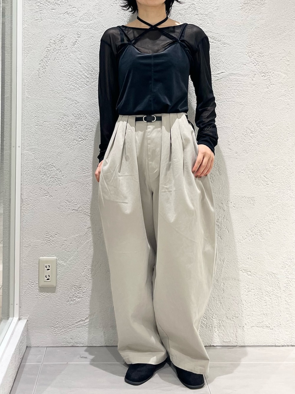 ブラック系のTシャツ/カットソー、ブラック系のキャミソール、ベージュ系のその他パンツを着用したレディースの秋コーディネートの7枚目の写真