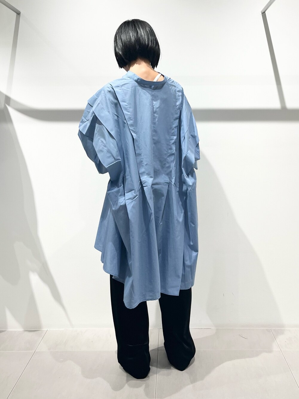 シルバー系のショルダーバッグ、ブラック系のその他パンツ、グレー系のスニーカーを着用したレディースの夏コーディネートの3枚目の写真
