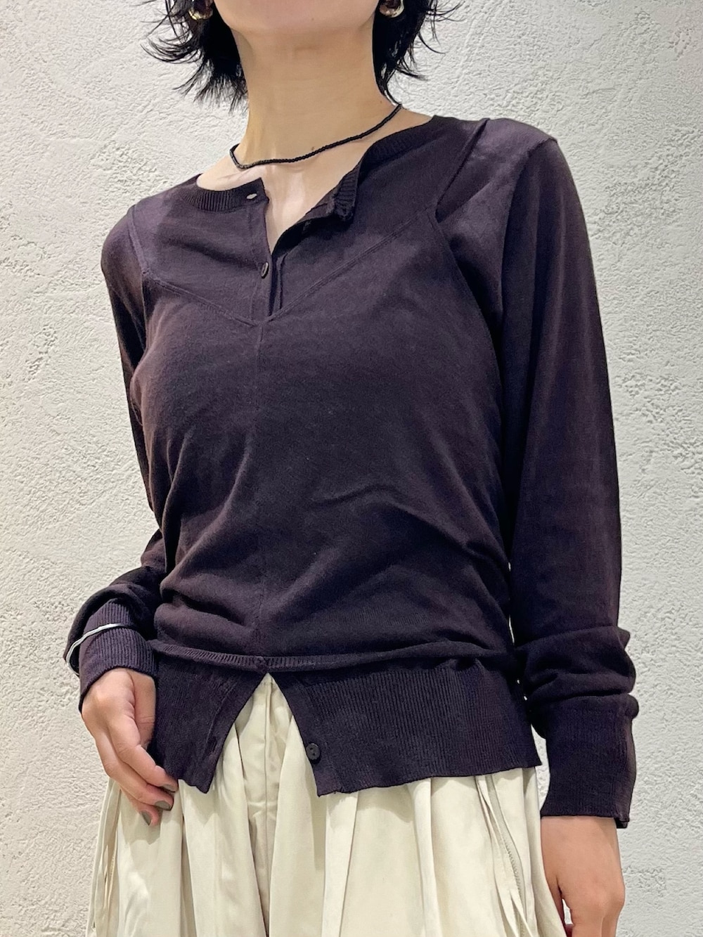 ベージュ系のその他パンツ、ブラウン系のカーディガン/ボレロ、ブラック系のバックパック/リュックを着用したレディースの秋コーディネートの5枚目の写真