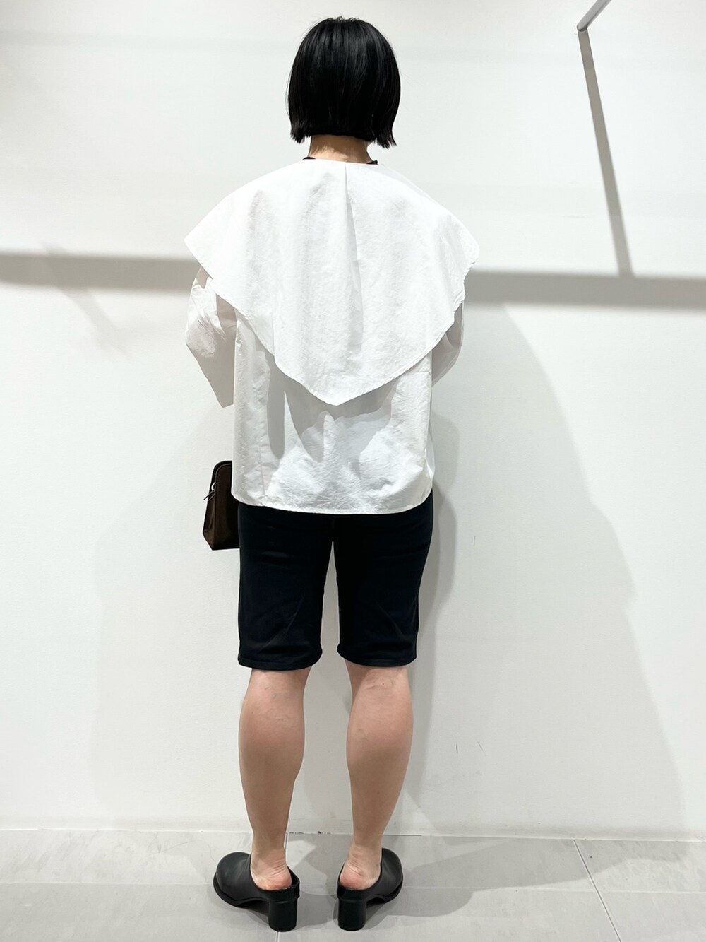 ホワイト系のシャツ/ブラウス、ブラック系のその他パンツ、ブラック系のサンダルを着用したレディースの冬コーディネートの4枚目の写真