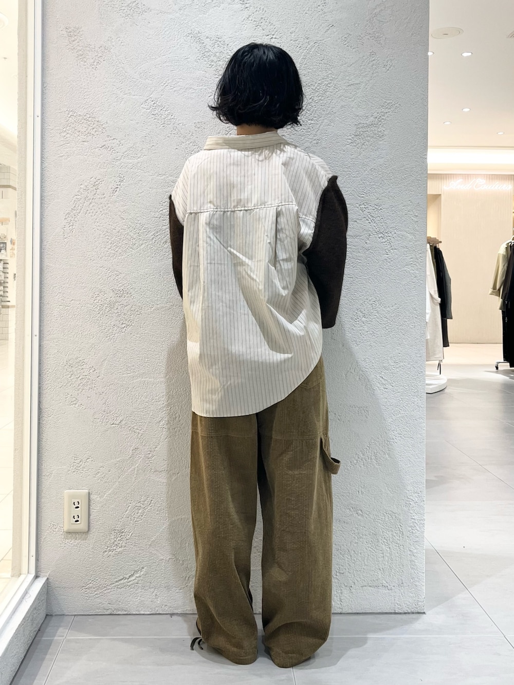 ブラウン系のその他シューズ、ベージュ系のシャツ/ブラウス、ブラウン系のその他パンツを着用したレディースの秋コーディネートの3枚目の写真