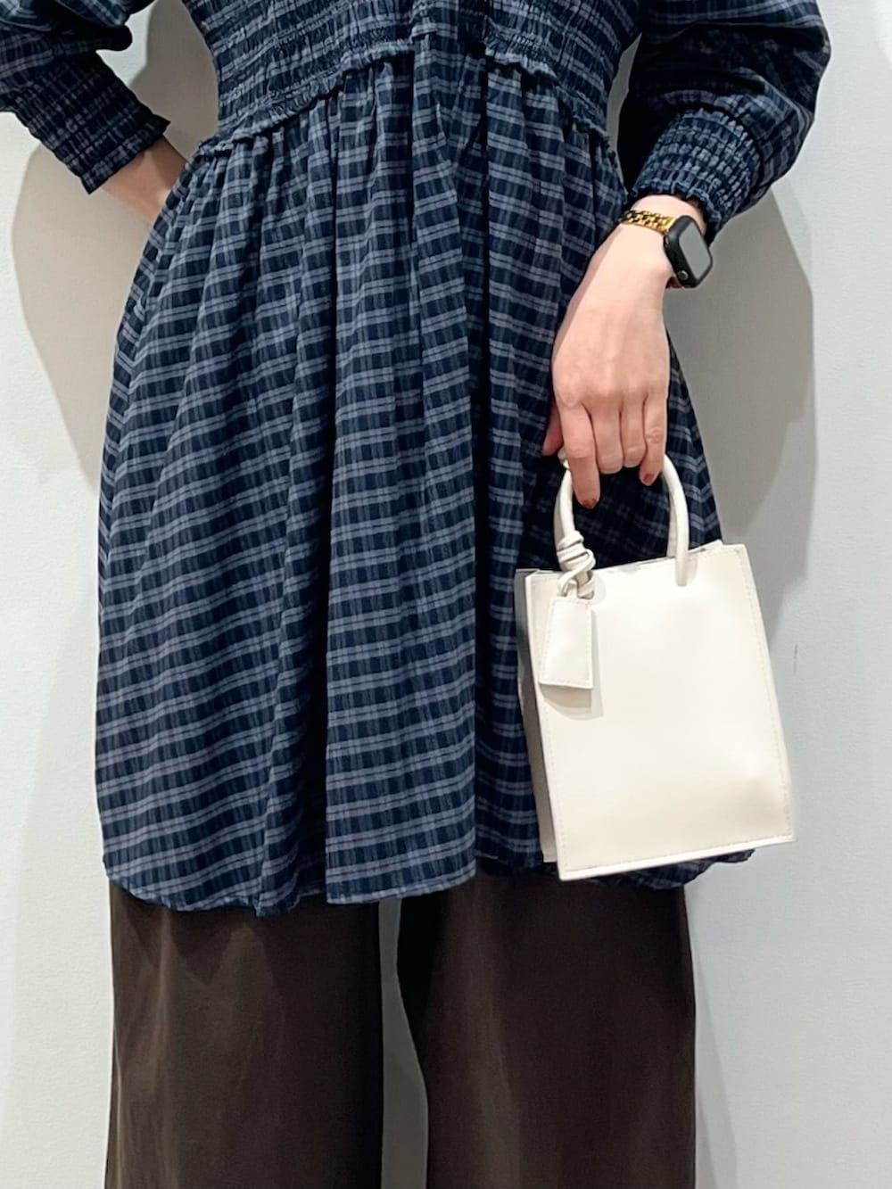 ブルー系のワンピース、ブラウン系のその他パンツ、ブラック系のパンプスを着用したレディースの春コーディネートの5枚目の写真