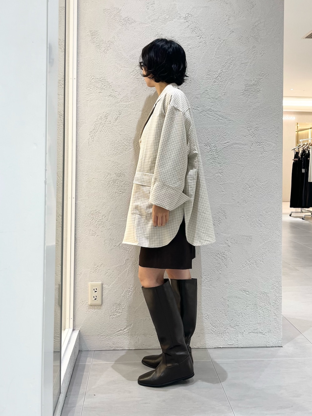 ブラウン系のブーツ、ブラウン系のその他パンツ、ブラウン系のキャミソールを着用したレディースの秋コーディネートの2枚目の写真