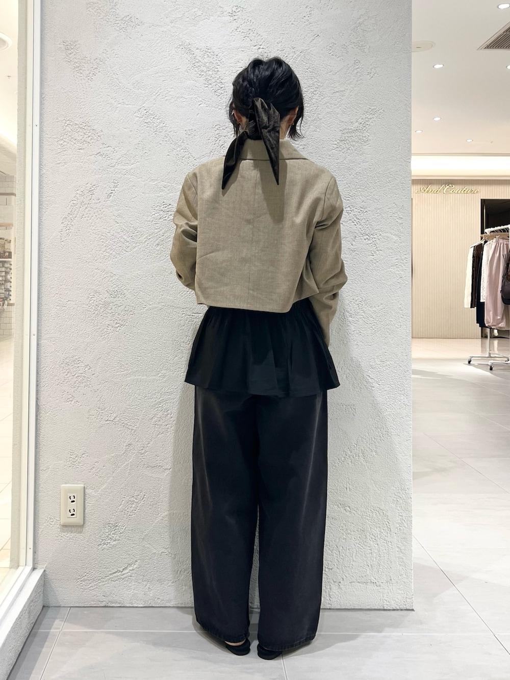 ブラック系のサンダル、ブラック系のシャツ/ブラウス、ブラック系のデニムパンツを着用したレディースの秋コーディネートの3枚目の写真