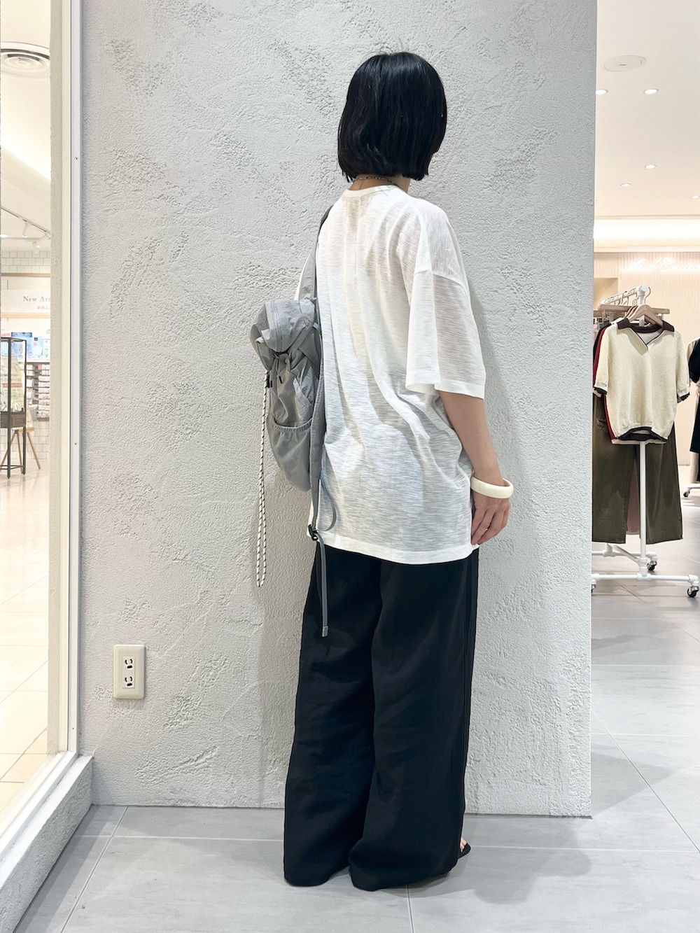 ホワイト系のTシャツ/カットソー、グレー系のバックパック/リュック、ブラック系のその他パンツを着用したレディースの夏コーディネートの3枚目の写真