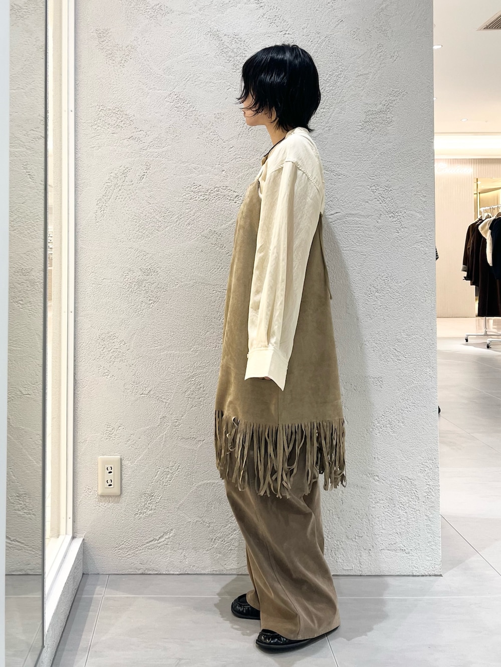 イエロー系のシャツ/ブラウス、ブラック系のローファー、ベージュ系のその他パンツを着用したレディースの秋コーディネートの2枚目の写真