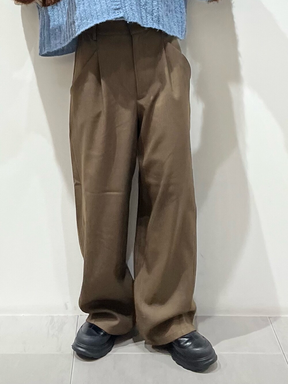 ブラウン系のその他パンツ、ブラック系のブーツ、ブラウン系のショルダーバッグを着用したレディースの秋コーディネートの5枚目の写真