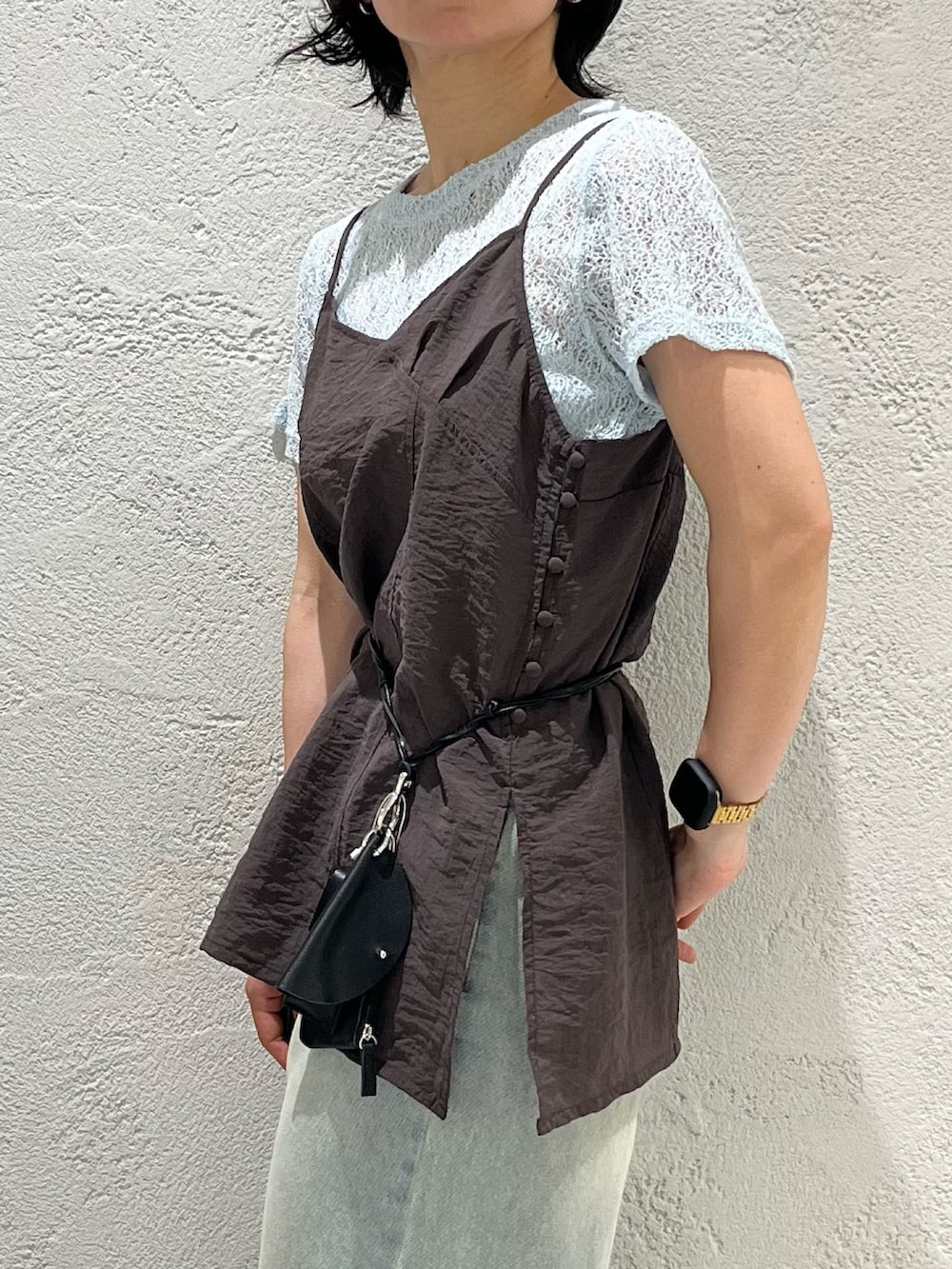 ブラック系のサンダル、ブルー系のデニムパンツ、ブルー系のTシャツ/カットソーを着用したレディースの夏コーディネートの4枚目の写真