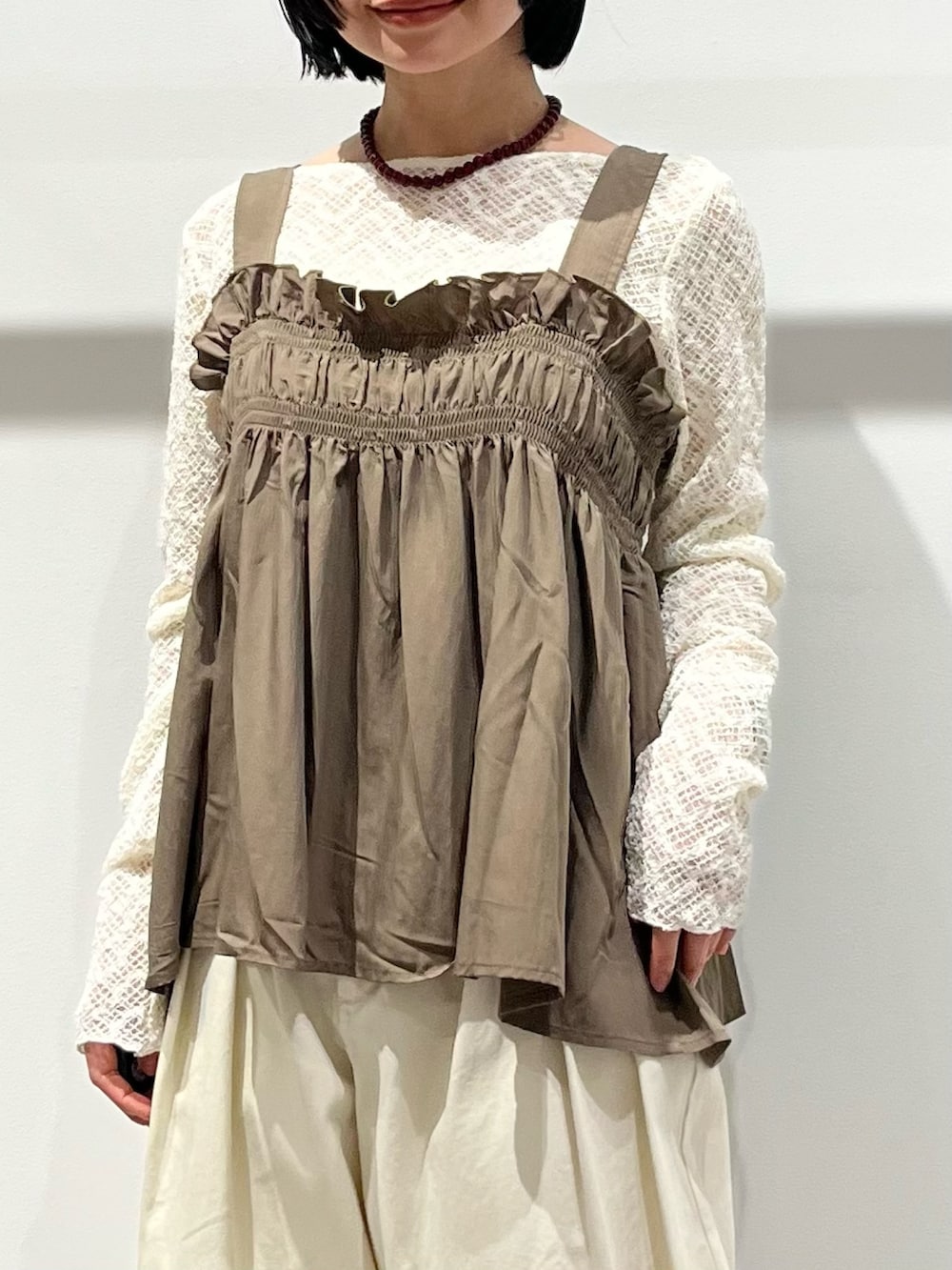 グリーン系のその他トップス、ブラック系のその他シューズ、ホワイト系のその他パンツを着用したレディースの春コーディネートの5枚目の写真