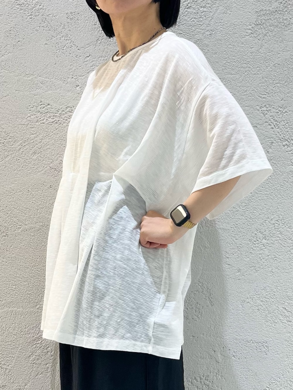 ホワイト系のTシャツ/カットソー、グレー系のバックパック/リュック、ブラック系のその他パンツを着用したレディースの夏コーディネートの6枚目の写真
