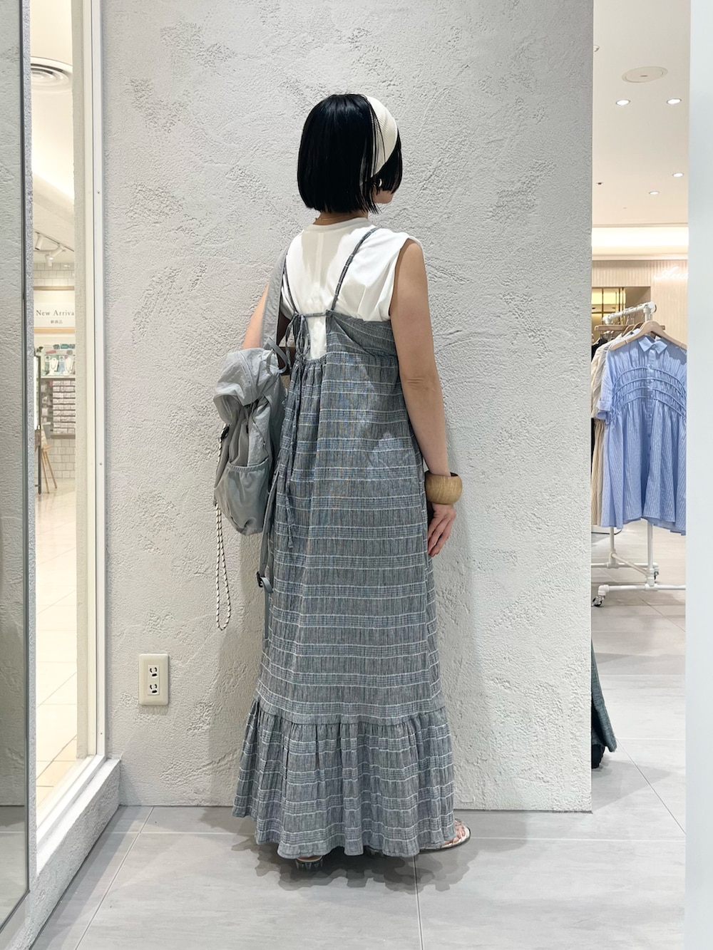 その他のサンダル、グレー系のバックパック/リュック、グレー系のワンピースを着用したレディースの春コーディネートの3枚目の写真