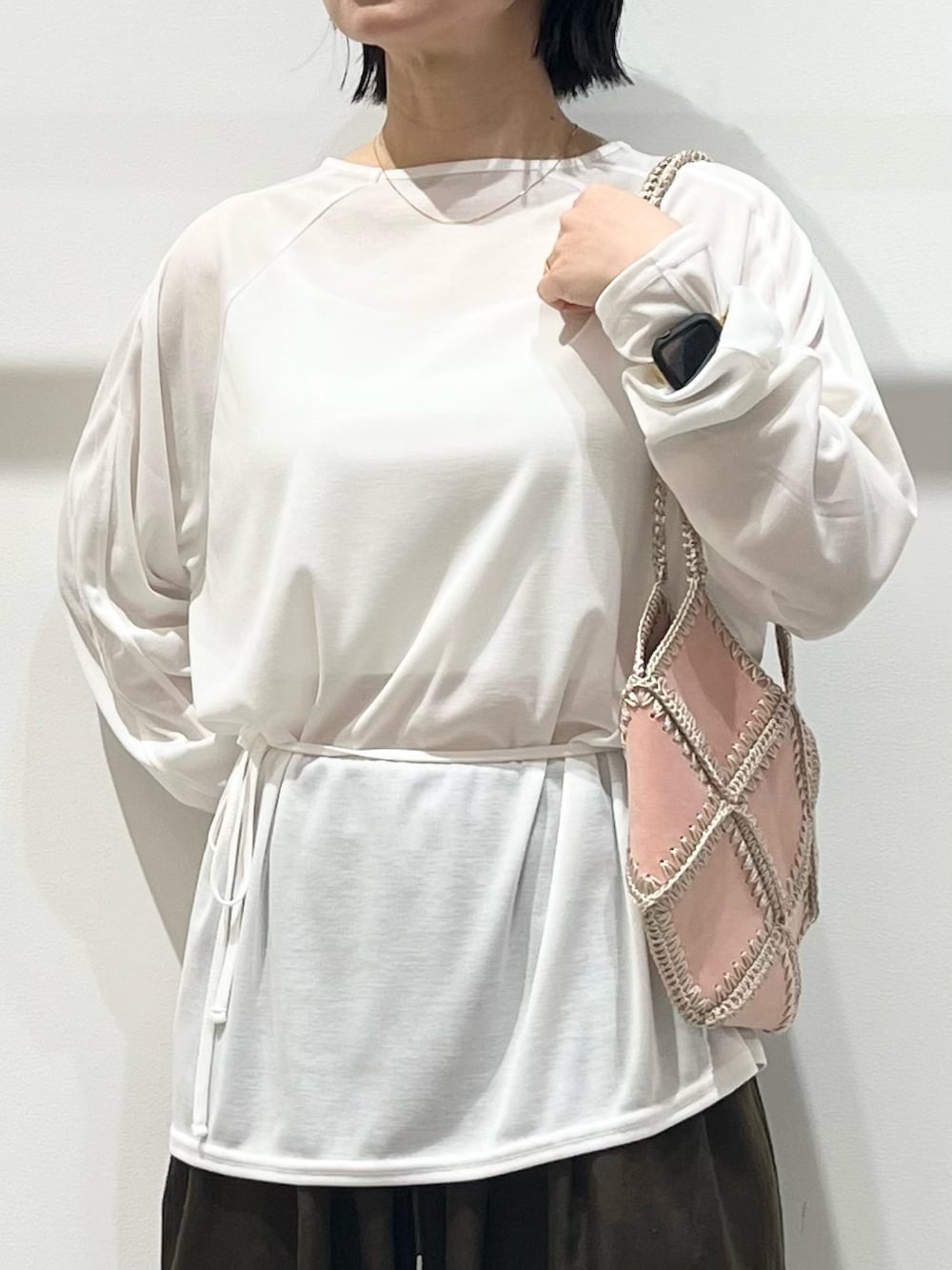 ホワイト系のTシャツ/カットソー、グリーン系のその他パンツ、ブラック系のその他シューズを着用したレディースの冬コーディネートの6枚目の写真