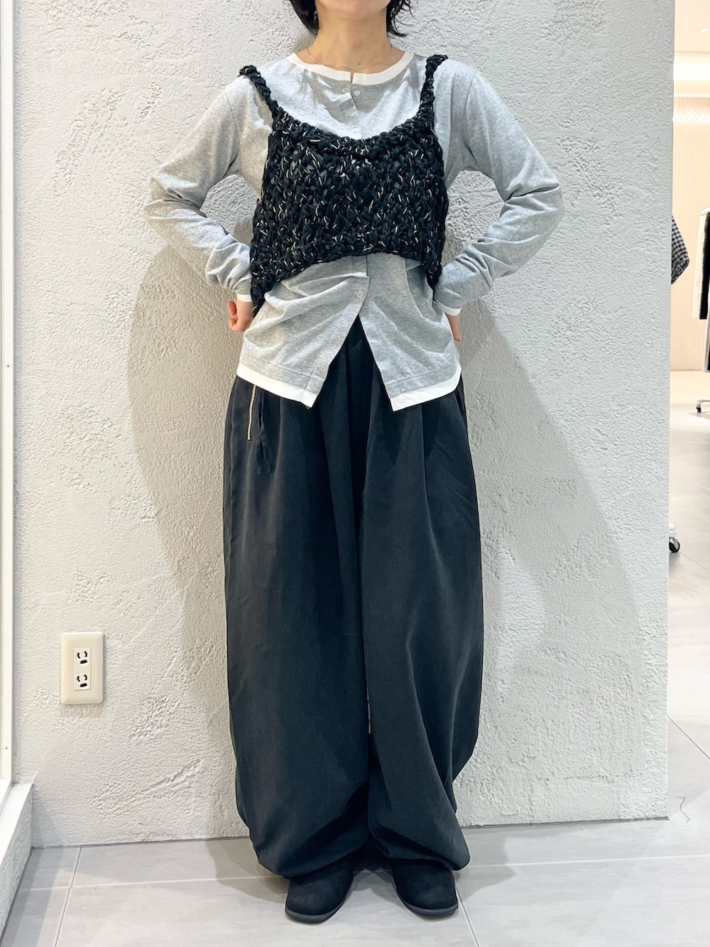 グレー系のTシャツ/カットソー、ブラック系のニット/セーター、グレー系のその他パンツを着用したレディースの秋コーディネートの9枚目の写真