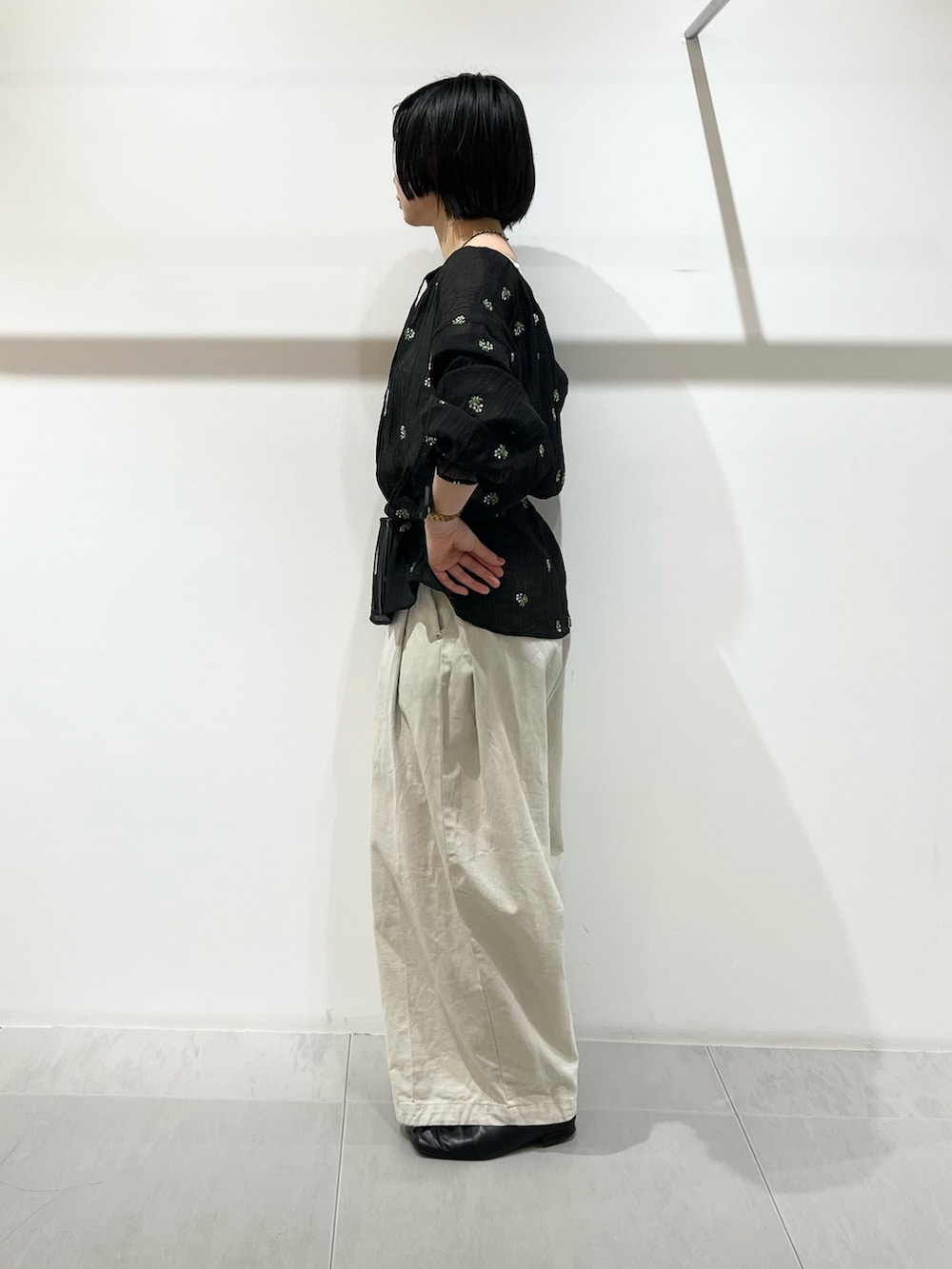 ブラック系のシャツ/ブラウス、ホワイト系のその他パンツ、ブラック系のその他シューズを着用したレディースの春コーディネートの4枚目の写真