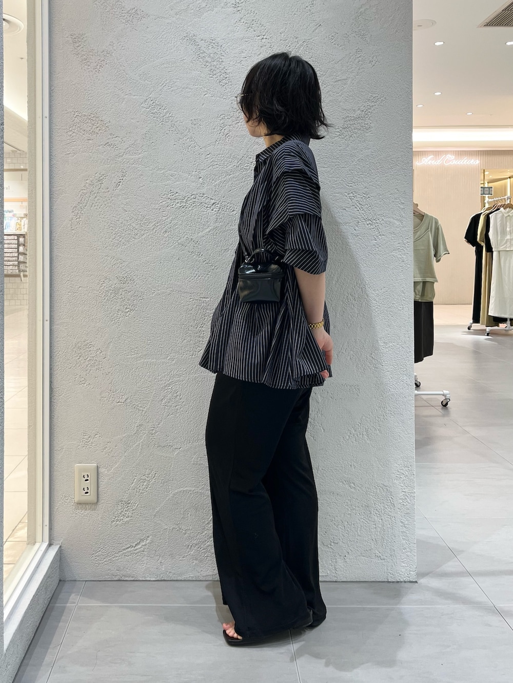 ブラック系のサンダル、ブラック系のその他パンツ、ブラック系のショルダーバッグを着用したレディースの夏コーディネートの2枚目の写真