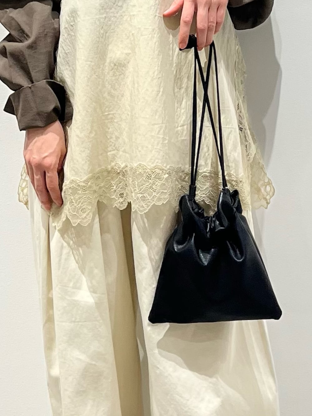 ベージュ系のシャツ/ブラウス、ブラウン系のシャツ/ブラウス、ブラック系のその他シューズを着用したレディースの春コーディネートの5枚目の写真