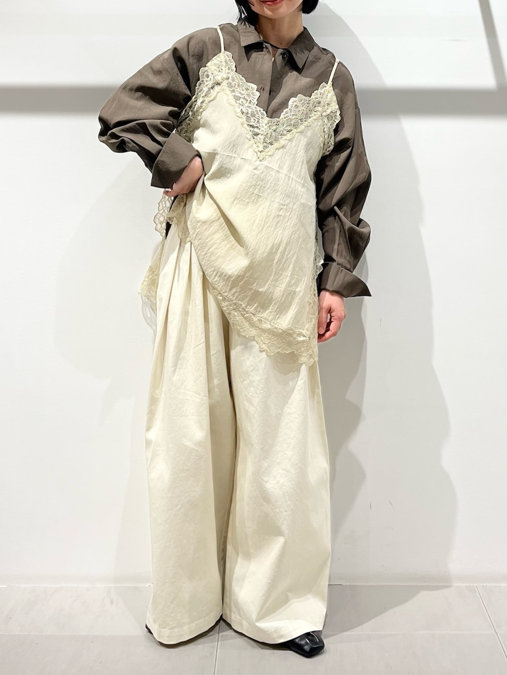 ベージュ系のシャツ/ブラウス、ブラウン系のシャツ/ブラウス、ブラック系のその他シューズを着用したレディースの春コーディネートの7枚目の写真