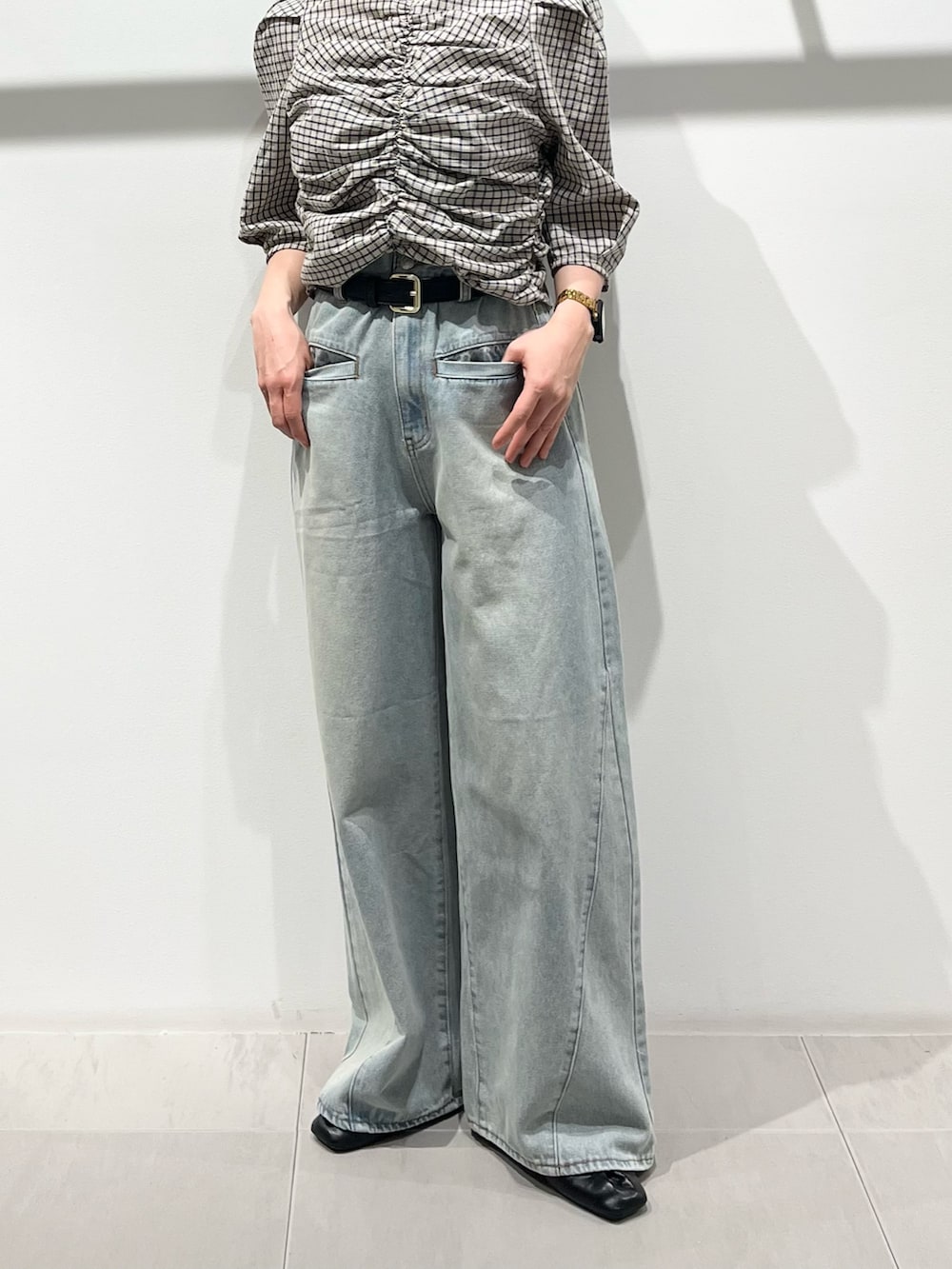 ベージュ系のシャツ/ブラウス、ブルー系のデニムパンツ、ブラック系のその他シューズを着用したレディースの春コーディネートの4枚目の写真