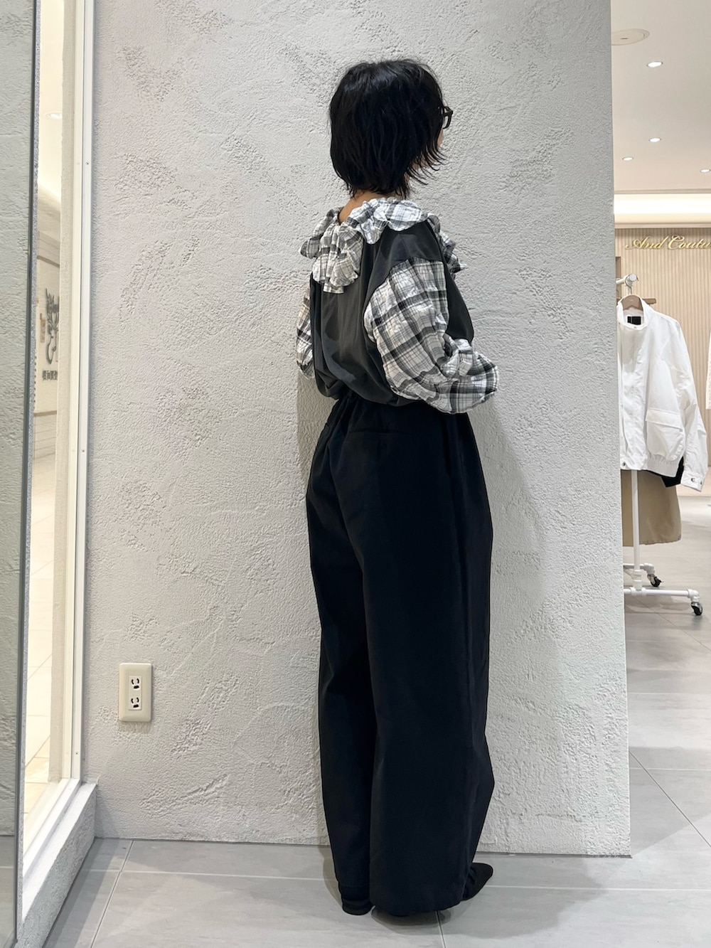 ブラック系のサンダル、グレー系のTシャツ/カットソー、ブラック系のその他パンツを着用したレディースの秋コーディネートの3枚目の写真