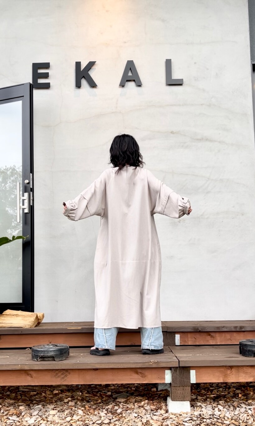 グレー系のワンピース、ブラック系のサンダルを着用したレディースの夏コーディネートの5枚目の写真