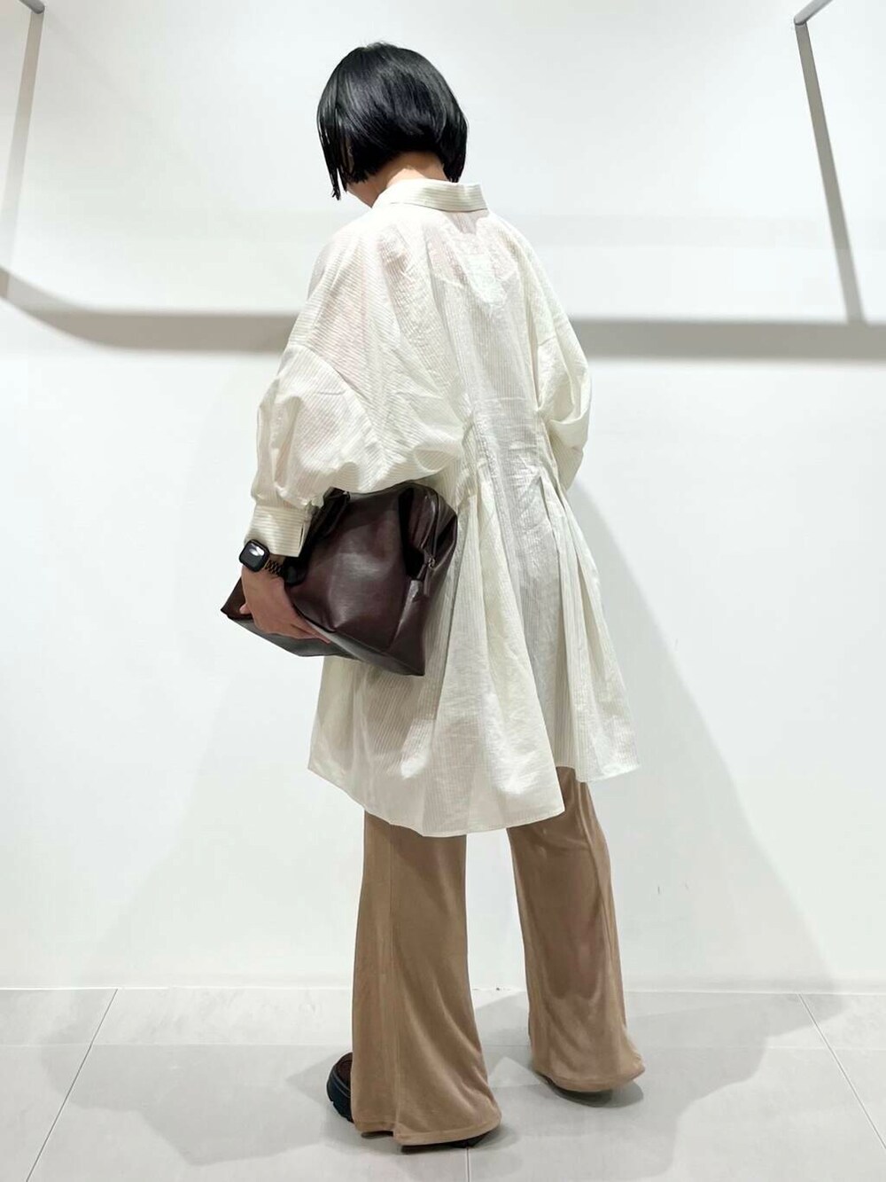 ベージュ系のその他パンツ、ホワイト系のワンピース、ブラウン系のスニーカーを着用したレディースの夏コーディネートの3枚目の写真