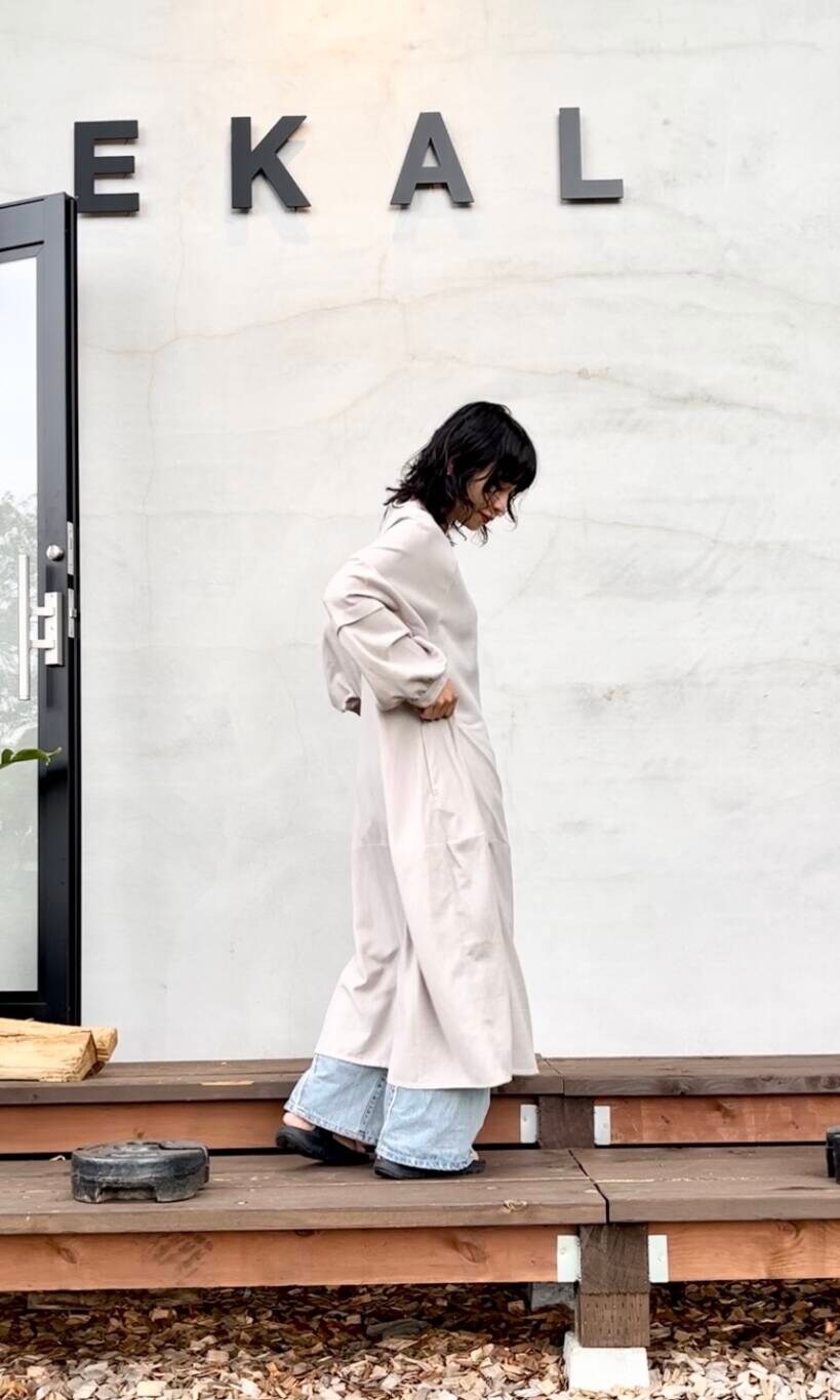 グレー系のワンピース、ブラック系のサンダルを着用したレディースの夏コーディネートの2枚目の写真