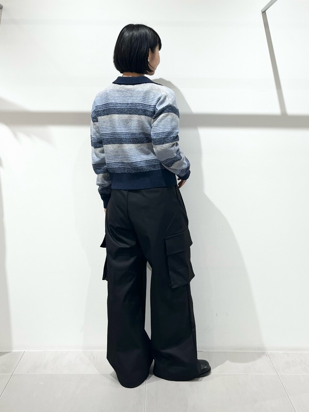 ブルー系のカーディガン/ボレロ、ブラック系のその他パンツ、ブラック系のその他シューズを着用したレディースの秋コーディネートの3枚目の写真