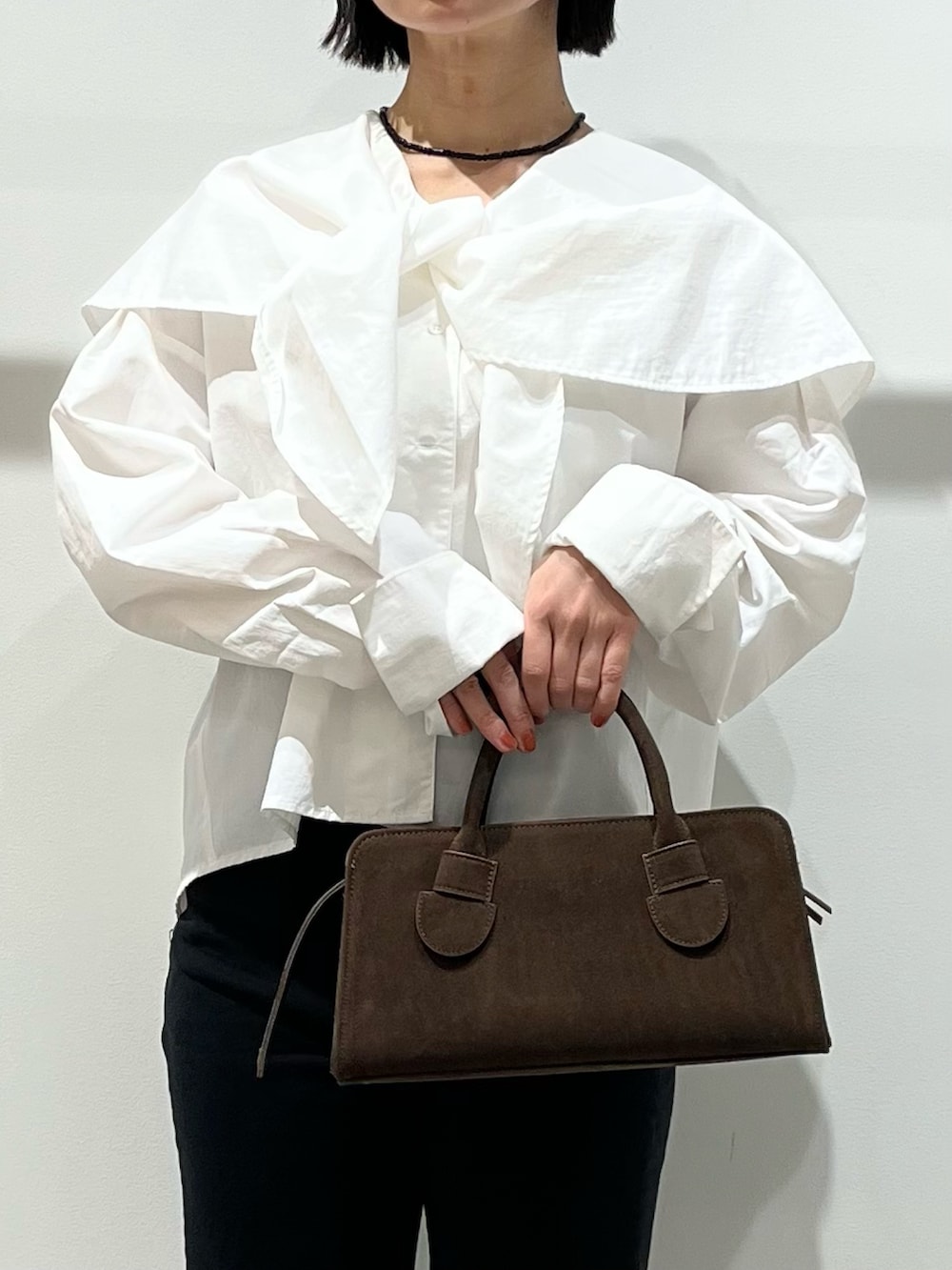 ホワイト系のシャツ/ブラウス、ブラック系のその他パンツ、ブラック系のサンダルを着用したレディースの冬コーディネートの7枚目の写真