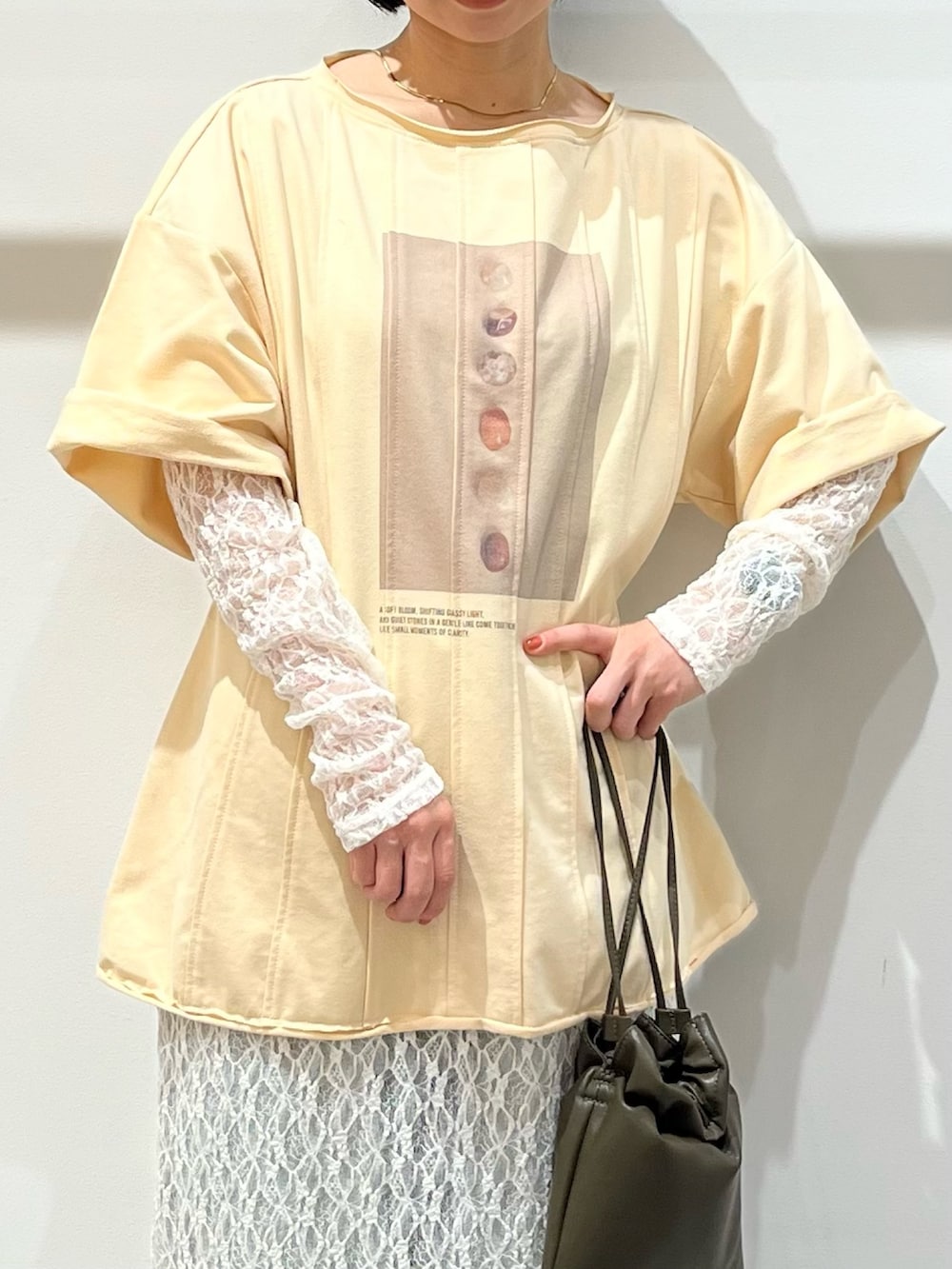 イエロー系のTシャツ/カットソー、ホワイト系のワンピース、グリーン系のショルダーバッグを着用したレディースの春コーディネートの4枚目の写真