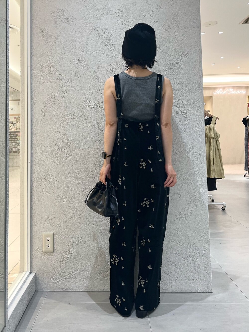ブラック系のサンダル、グレー系のタンクトップ、ブラック系のその他パンツを着用したレディースの夏コーディネートの3枚目の写真