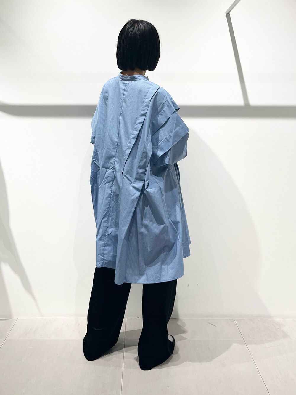 シルバー系のショルダーバッグ、ブラック系のその他パンツ、グレー系のスニーカーを着用したレディースの夏コーディネートの5枚目の写真