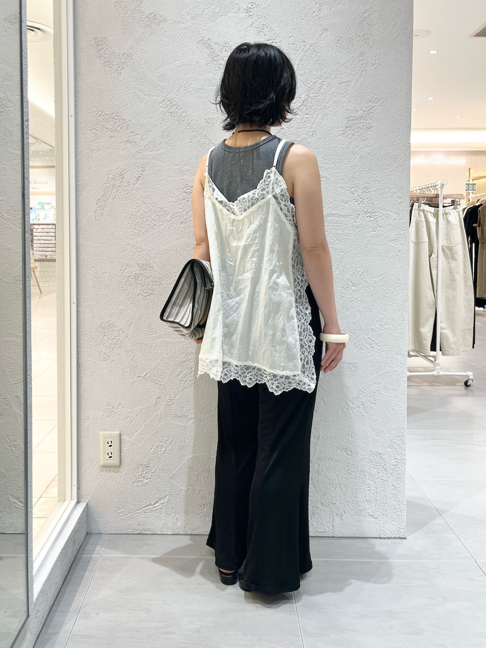 ブラック系のサンダル、ブラック系のその他パンツ、ブラック系のトートバッグを着用したレディースの夏コーディネートの4枚目の写真