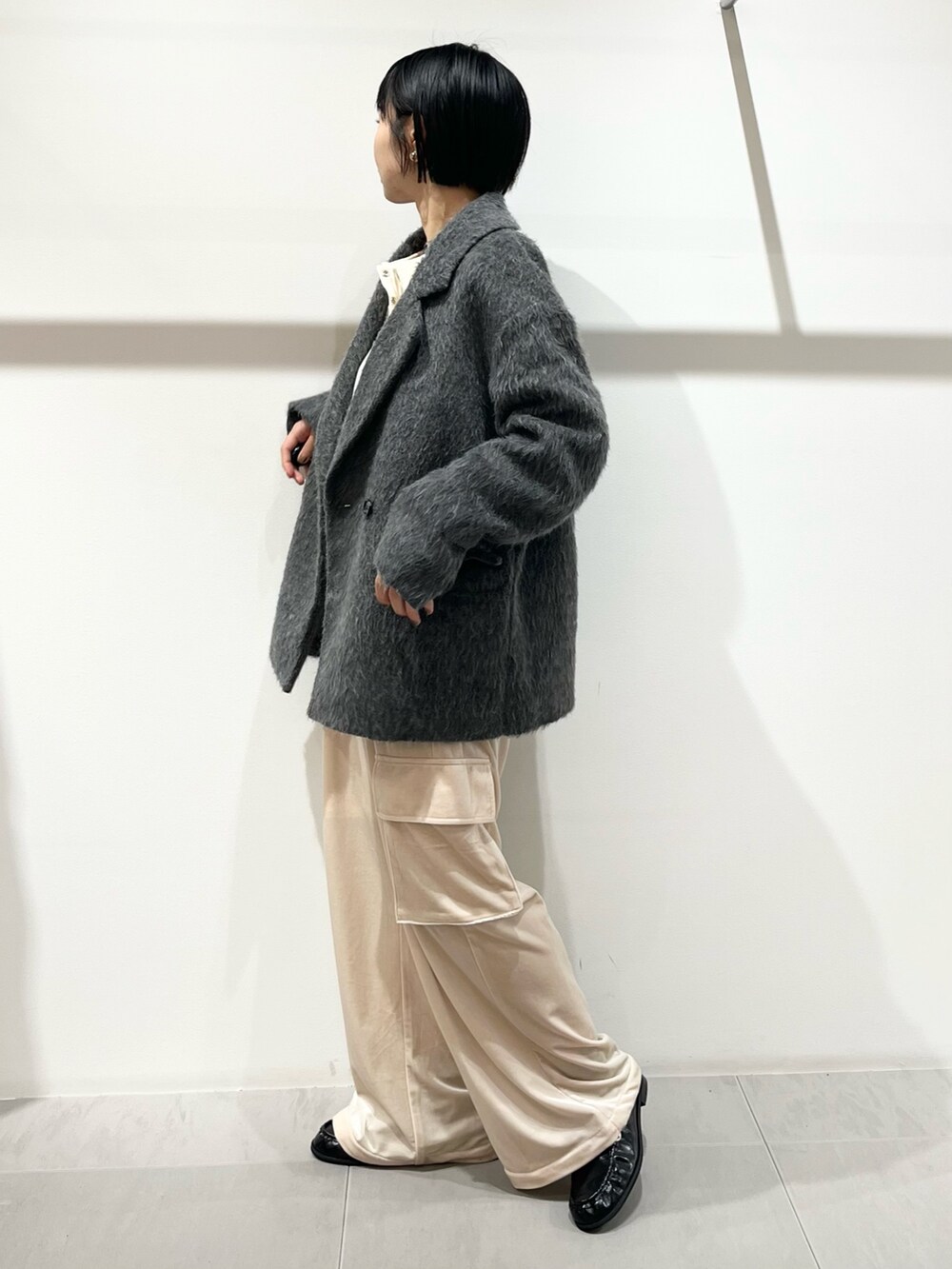 グレー系のその他アウター、パープル系のその他パンツ、ブラック系のその他シューズを着用したレディースの秋コーディネートの2枚目の写真
