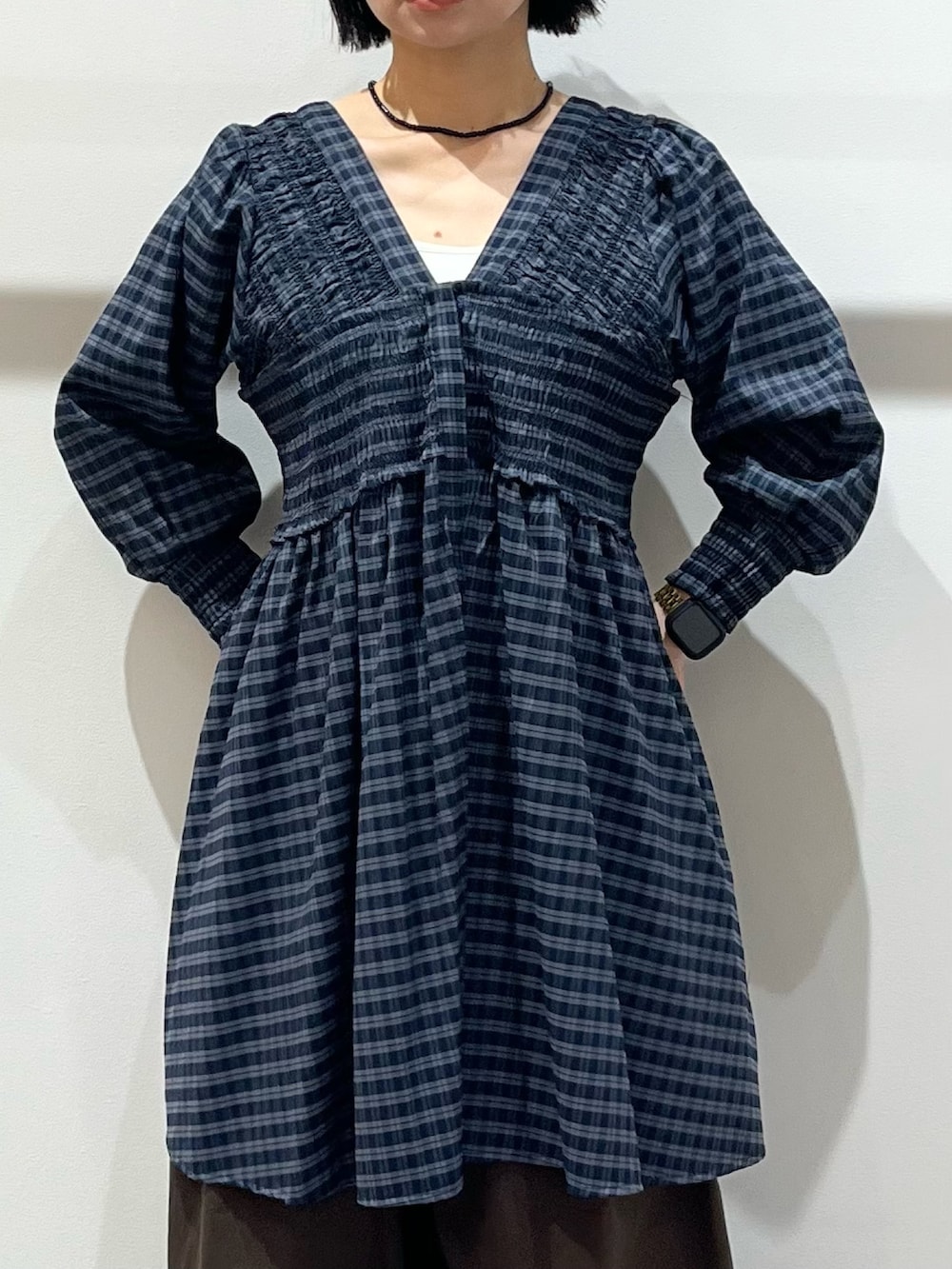 ブルー系のワンピース、ブラウン系のその他パンツ、ブラック系のパンプスを着用したレディースの春コーディネートの4枚目の写真