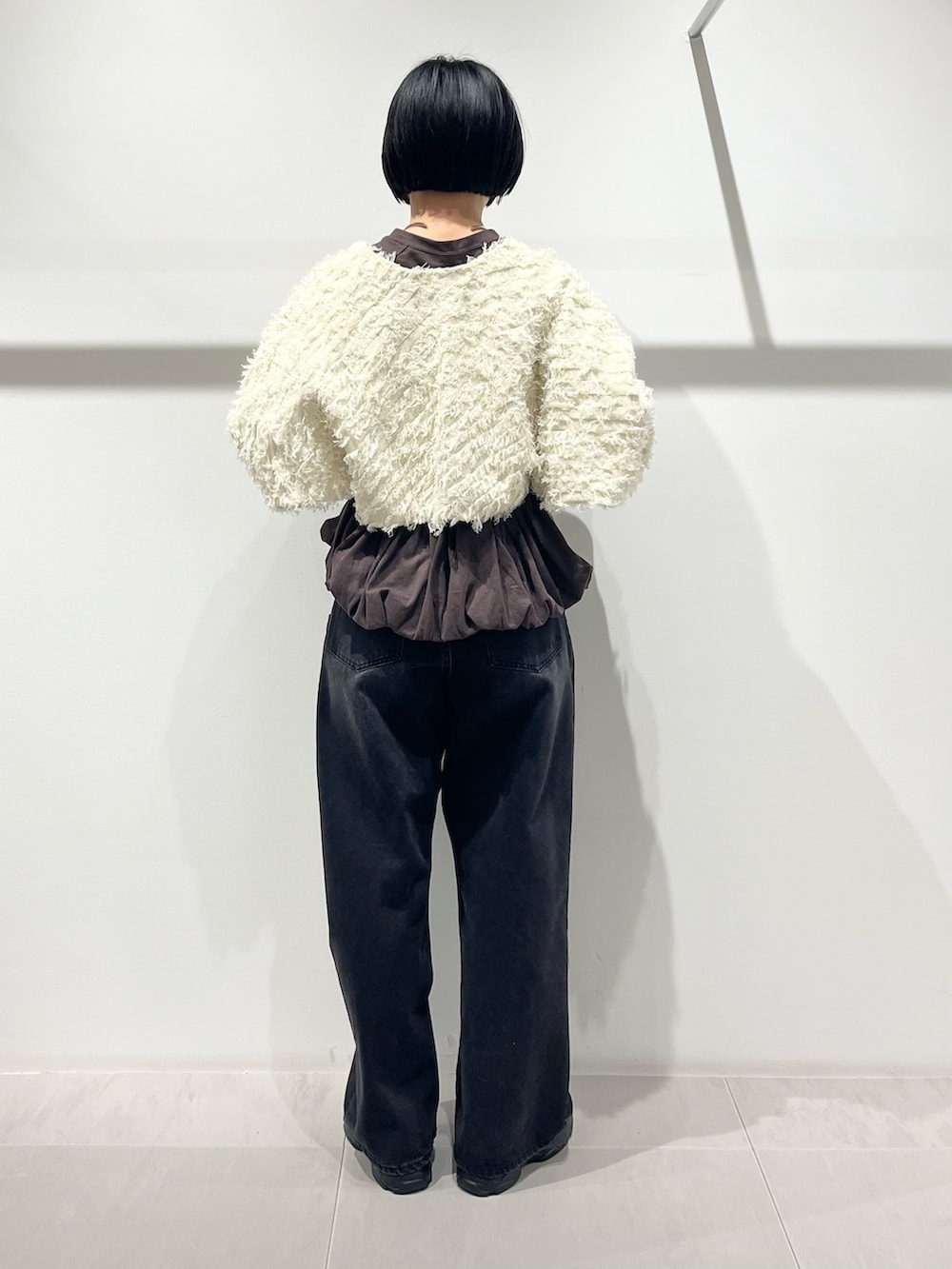 ホワイト系のカーディガン/ボレロ、ブラウン系のTシャツ/カットソー、ブラック系のその他シューズを着用したレディースの冬コーディネートの3枚目の写真